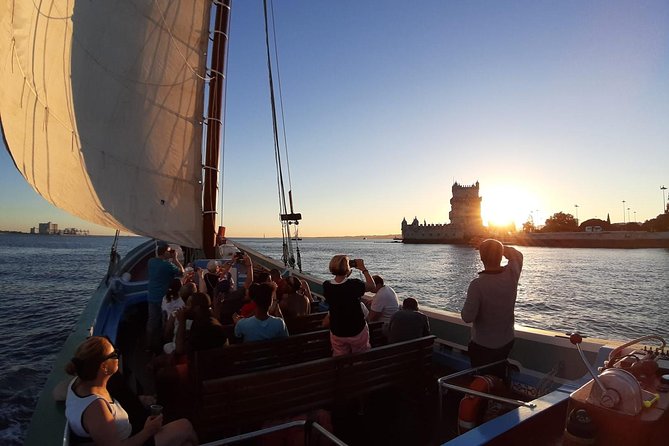 2-Hour Lisbon Traditional Boats Sunset Cruise with White Wine - Meeting near Praça do Comércio (and why timing matters)