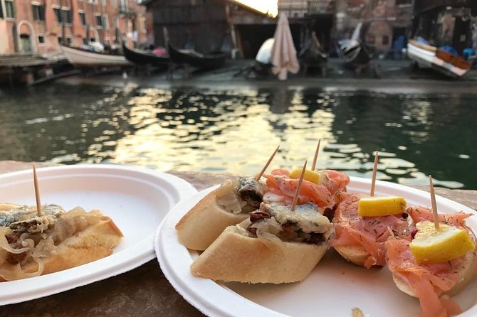 A Venetian Evening: Wine Tasting and Cicchetti with a Local Guide - Timing, Weather, and the Ten-Minute Waiting Rule