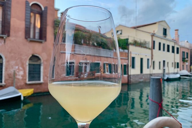 A Venetian Evening: Wine Tasting and Cicchetti with a Local Guide - Dorsoduro After Dark: Off-the-Path Plates and Local Drinking