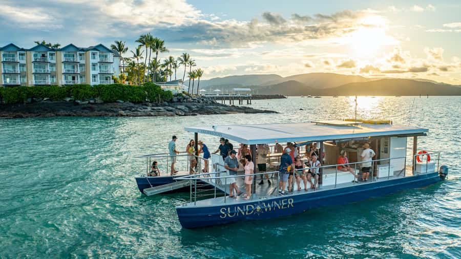 Airlie Beach: 2-Hour Sunset Cruise with Sparkling Wine - Entering the 2-hour Airlie sunset: Pioneer Bay to glowing dusk