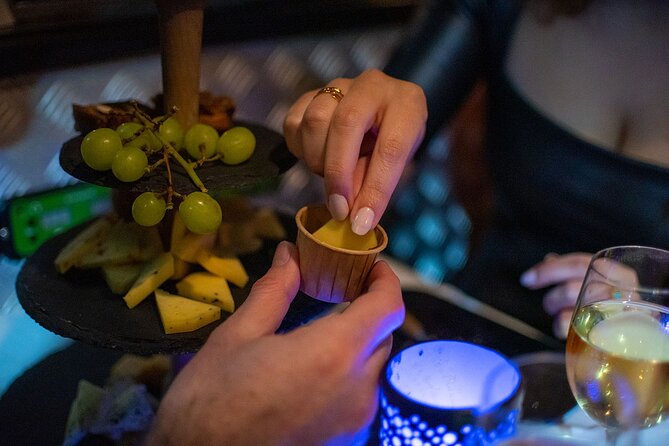 Amsterdam Wine and Cheese Guided Evening Cruise - Commentary and Music: Getting the Most From the Narration