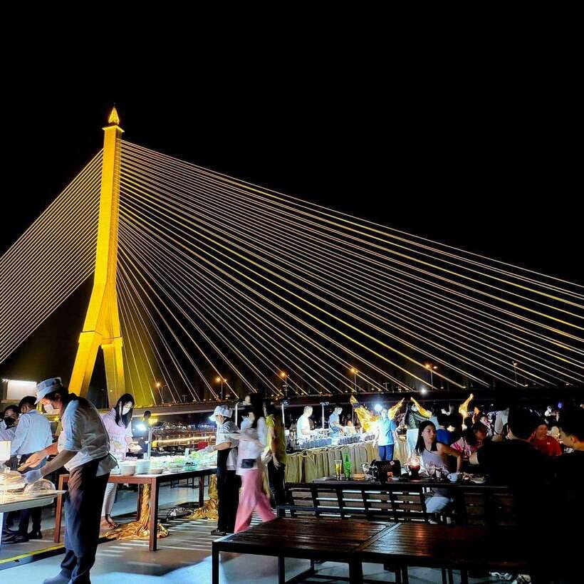 Bangkok: Luxury White Dinner Cruise Free Flow Beer and Wine - A white-boat dinner cruise built for Bangkok nights