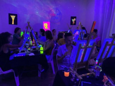 Barcelona: Fluorescent Paint and Wine Workshop - The 2-hour flow: what happens once you arrive