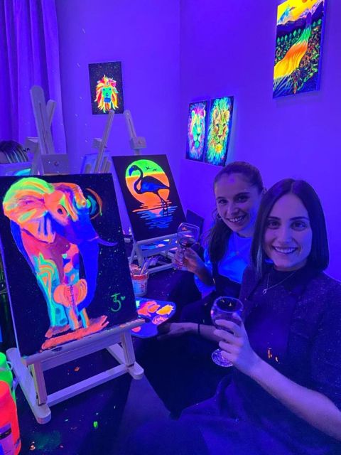 Barcelona: Fluorescent Paint and Wine Workshop - The instructor matters: step-by-step help from real people