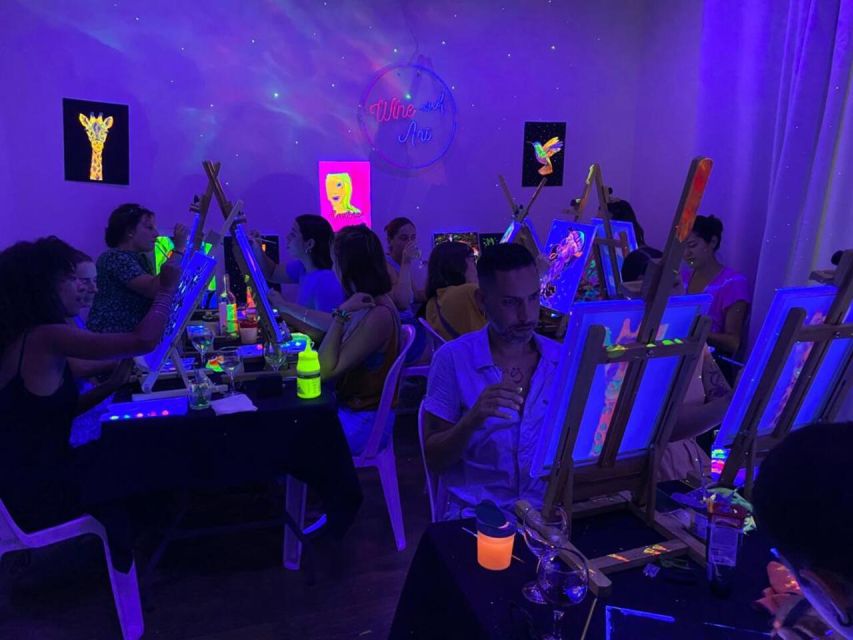 Barcelona: Fluorescent Paint and Wine Workshop - The 2-hour flow: what happens once you arrive