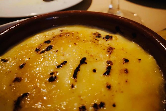 Barcelona Gothic Quarter VIP Tapas & Wine Tour - Plaças, courtyards, and the moments between meals