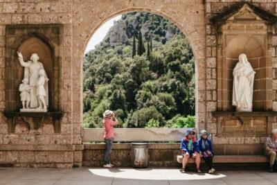 Barcelona: Montserrat and Winery Tour with Tapas or Lunch - Getting to Montserrat: Barcelona Norte to cogwheel train