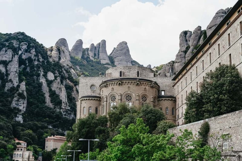 Barcelona: Montserrat and Winery Tour with Tapas or Lunch - Free time on the mountain: museum, Black Madonna, and funicular