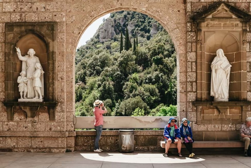 Barcelona: Montserrat and Winery Tour with Tapas or Lunch - Getting to Montserrat: Barcelona Norte to cogwheel train