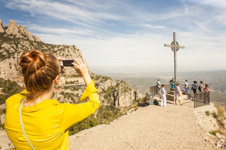 Barcelona: Montserrat with Winery Visit and Farmhouse Lunch - Wine Tasting at the Cellars: What You’ll Taste and Why It’s Worth It