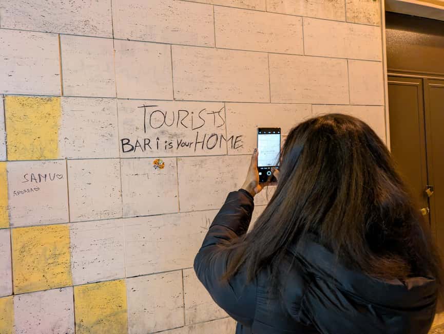 Bari: Street Food Walking Tour with Wine Tasting - What makes the guide so important here