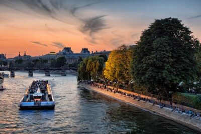 Bateaux Mouches Sightseeing Cruise in Paris with Champagne - Choosing your spot: how to get the view and still hear the guide