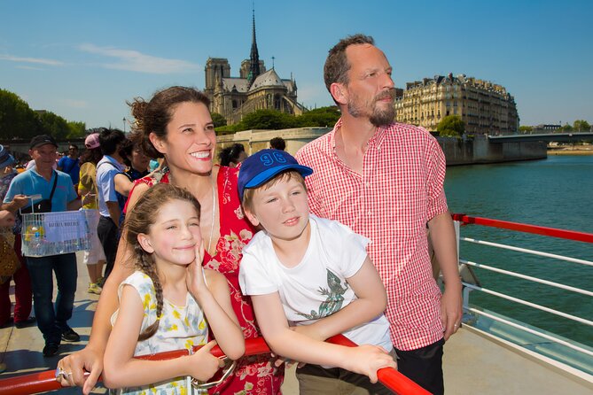 Bateaux Mouches Sightseeing Cruise in Paris with Champagne - Live commentary in multiple languages: what works and what to expect