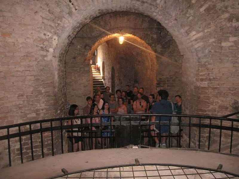 Belgrade: Underground Tour with Glass of Wine - Getting Started at Republic Square and the Fortress Approach