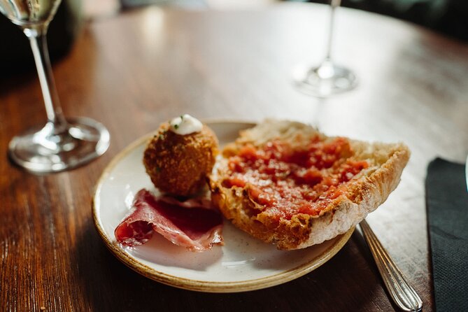 Bohemian Barcelona Neighborhood Evening Tapas & Wine Tour - What a max group of 12 does for the experience