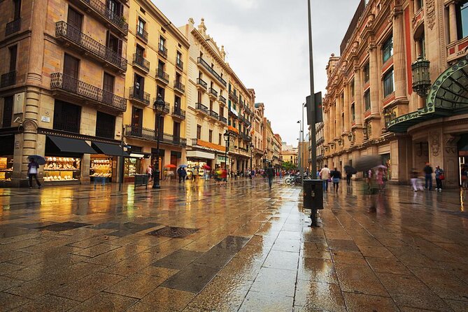 Bohemian Barcelona Neighborhood Evening Tapas & Wine Tour - The wine focus: how to enjoy it without overdoing it