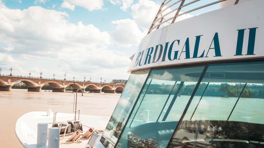 Bordeaux: Guided Wine and Canelé Discovery Cruise - What the guide does best: stories that help you place the city