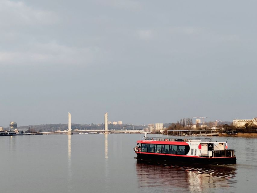 Bordeaux: River Cruise with Commentary, Wine and Canelé - Canelé and wine on board: the taste stop that makes it feel special