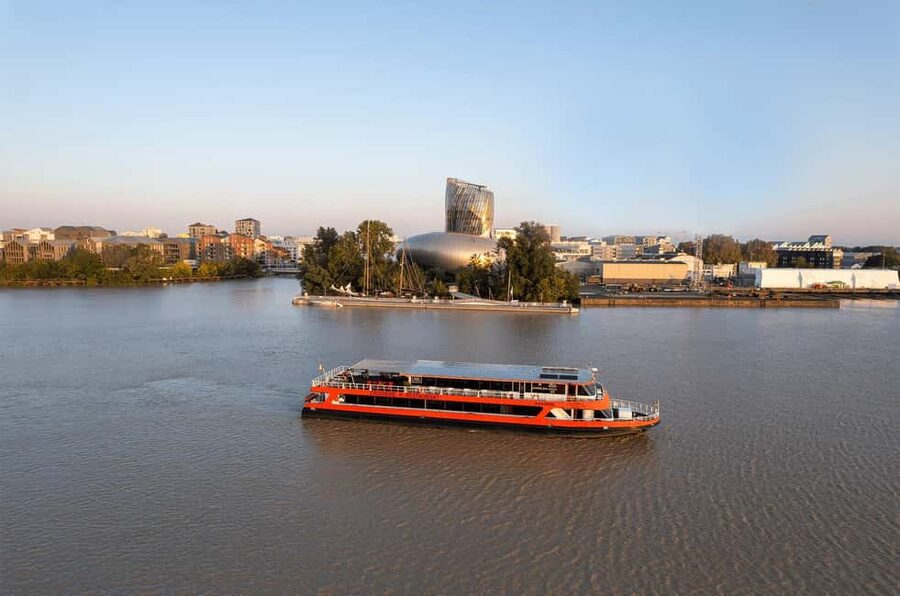 Bordeaux: River Cruise with Commentary, Wine and Canelé - The 90 minutes on the Garonne: the route that frames the city
