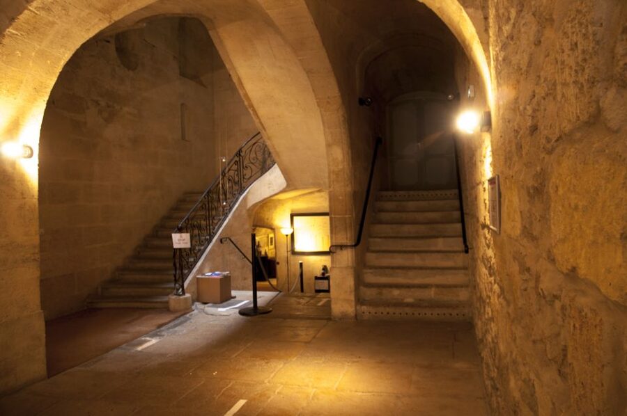Bordeaux: Wine and Trade Museum Entry Ticket & Wine Tasting - Vaulted cellars and traditional barrels: why the setting teaches you faster