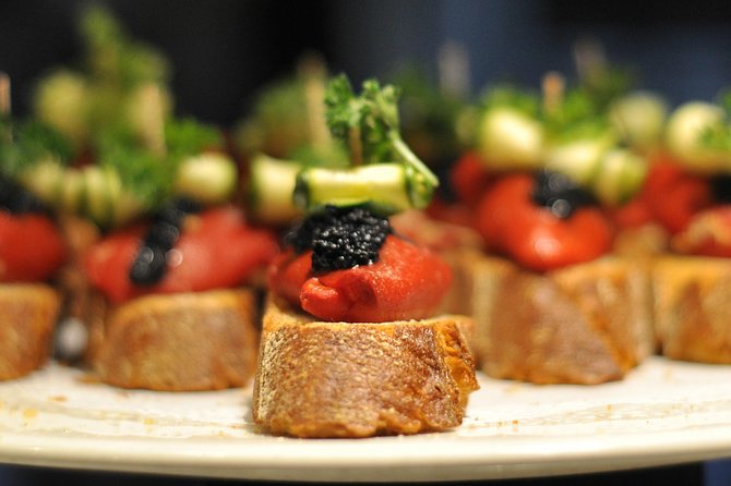 Born to Eat: Gourmet Tapas & Wine Small Group Tour in Old Barcelona - The Santa Maria del Mar peek: quick, free, and meaningful