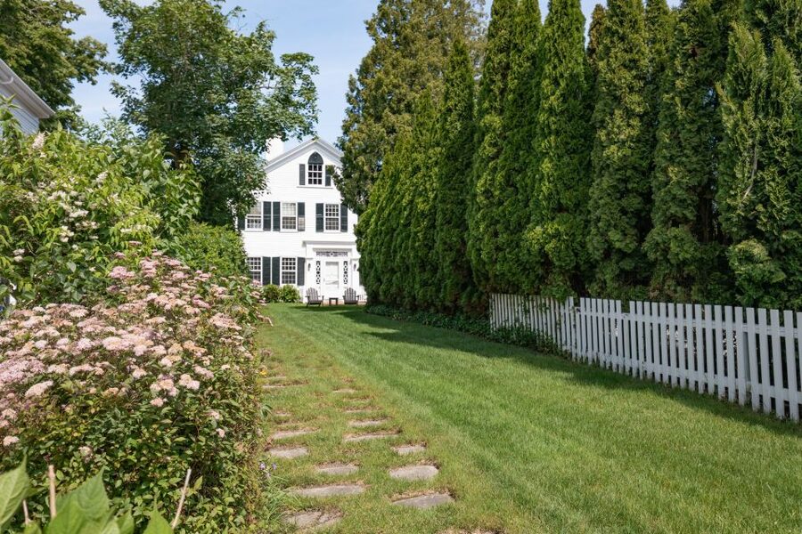 Boston: Martha's Vineyard Day Trip with Optional Island Tour - Edgartown shopping and that classic Vineyard feel