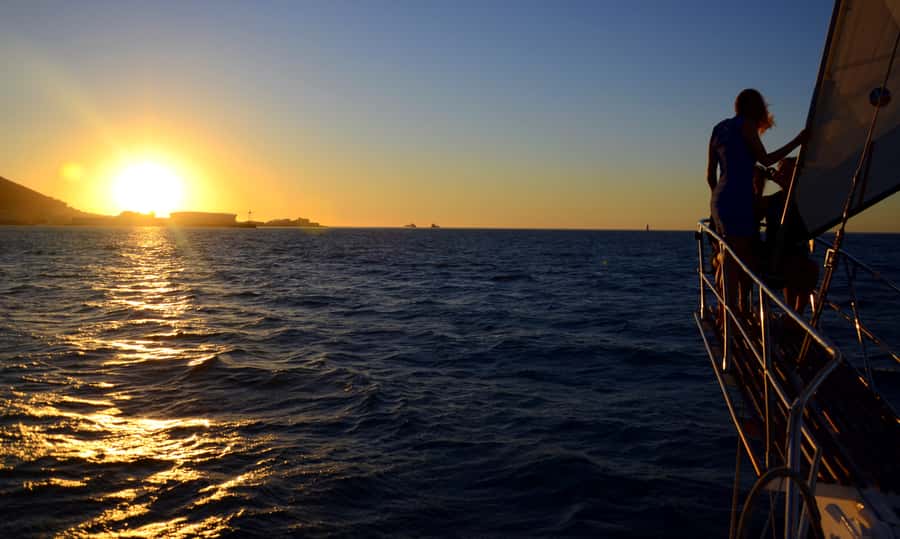 Cape Town: Sunset Champagne Cruise - Booking tip: where to go and how to get on the right boat