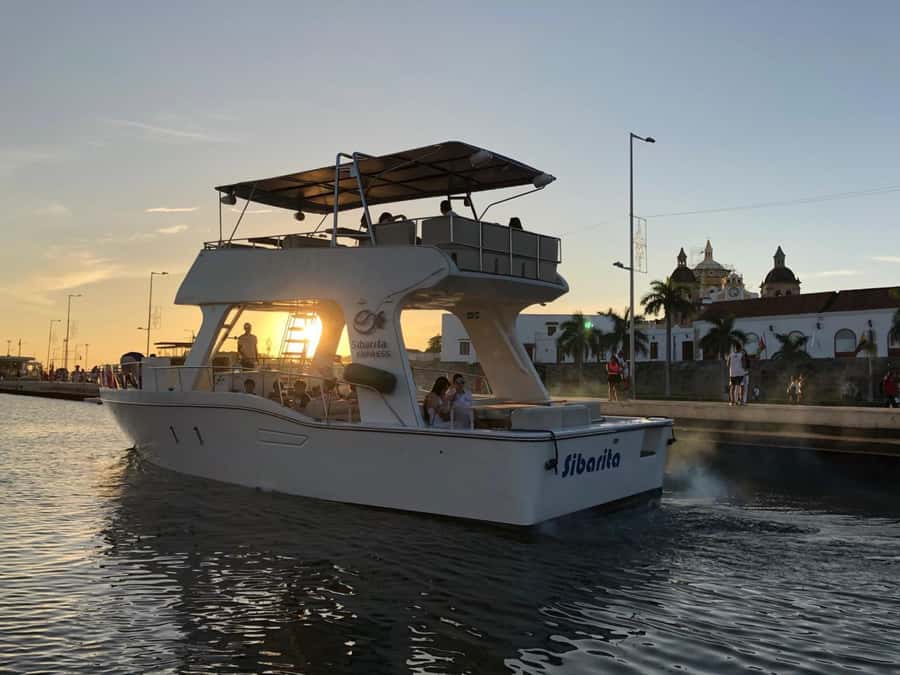Cartagena: Cruise by the Bay with Dinner and Wine - Dinner on the Yacht: What 3 or 4 Courses Really Means
