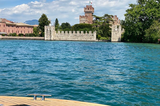 Castles boat tour with Bardolino wine tasting and nibbles - Captains, music, and group energy: the human part of the tour