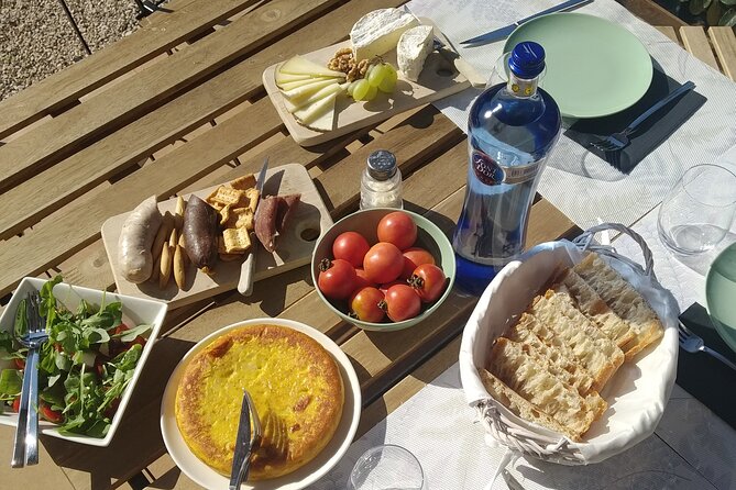 Cava tour to 3 family wineries with hotel pick-up - The food and drink rhythm: you won’t show up hungry
