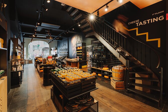 Cheese and Wine tasting in Amsterdam - Inside the tasting room: screen, stories, and that quiz moment