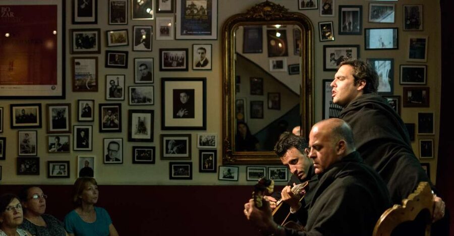 Coimbra: Live Fado Show with Glass of Port Wine - The 50-minute flow: what happens when the show starts