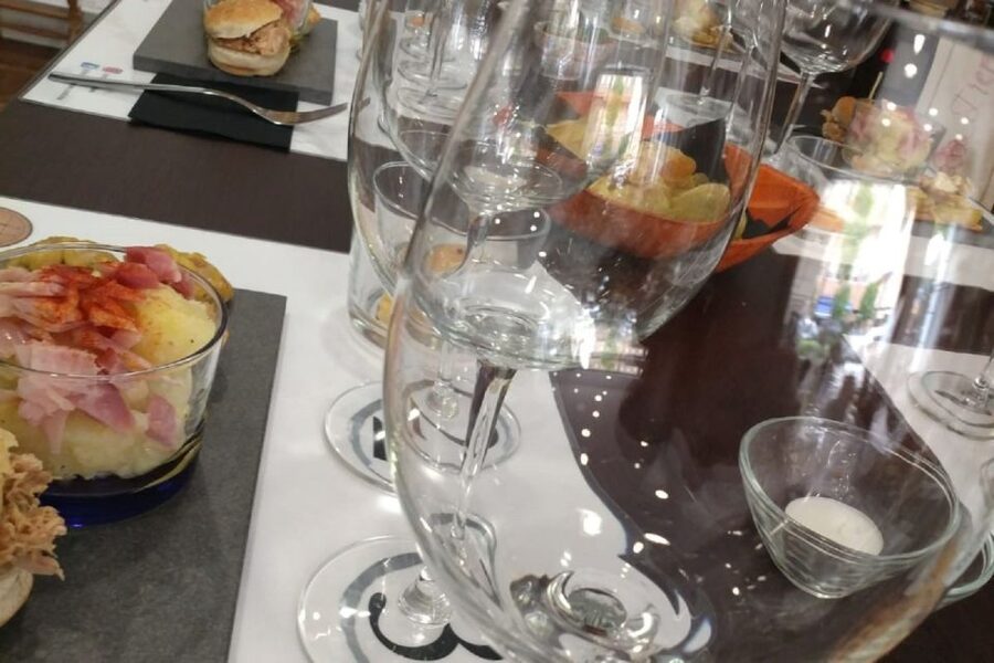 Córdoba: Local Wine Tasting Evening - Tapas pairing with each wine: how you’ll learn by eating