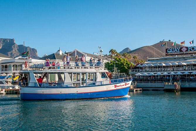 Cruise and Dine Dinner / Cape Town: Sunset Champagne Cruise and 3-Course Dinner - Complimentary bubbly on board: how the drinks shape the mood