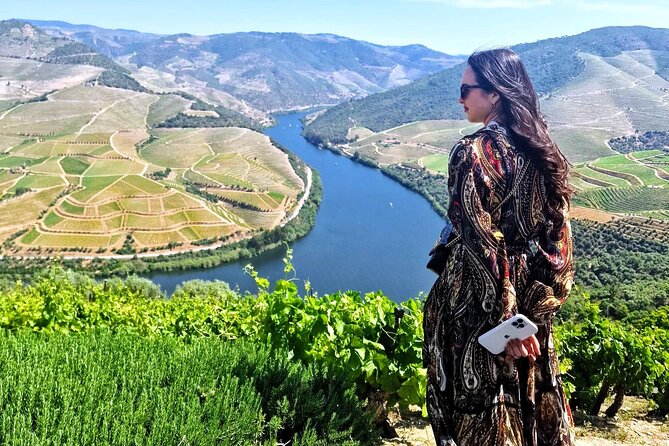 Douro Valley-Expert Guide-Boat-Lunch-Tastings-Offer wine bottle - From Porto pickup to the Douro Valley drive you can actually enjoy