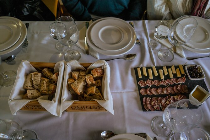 DOURO VALLEY: Lunch in a winery, tastings & 1-h private boat tour - Key moments worth planning for