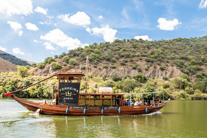 Douro Valley: private tour with lunch and wine estate all inclusive - Pinhao vineyard estate walk and tastings: where the day turns into wine education