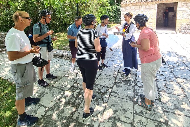 E-Bike Tour + Gourmet Lunch + Wine Tasting (Small Group) - The 3-course gourmet lunch + wine tasting: what you actually get