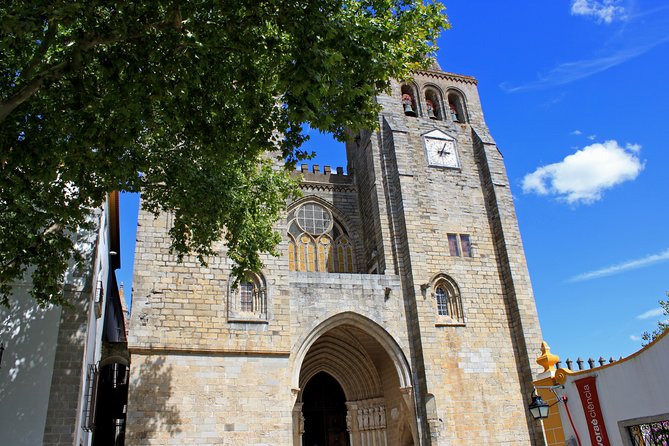 Évora and Monsaraz with Regional Wine Tasting from Lisbon - Giraldo Square Break: A Real Pause for Lunch and Shopping