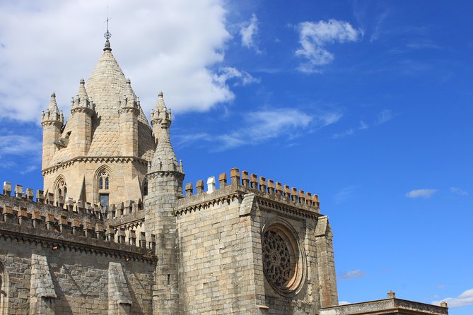 Évora and Monsaraz with Regional Wine Tasting from Lisbon - Monsaraz and the Wine Stop: What You Learn in One Hour