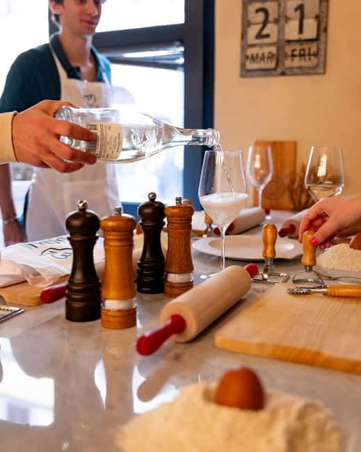 Florence: Authentic Pizza & Gelato Experience+Unlimited Wine - Wood-Fired Pizza in Florence: Where Skill Meets Heat