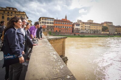 Florence: City Highlights Walking Tour + Wine Windows Option - Meeting Point in Piazza della Repubblica: How to Find the Right Start