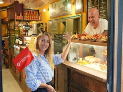 Florence: Food Walking Tour with Local Steak and Tuscan Wine - Meeting at Piazza della Signoria and setting the scene