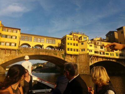 Florence: Guided Gondola Boat Tour with a Glass of Wine - Passing Florence icons from the water: Uffizi to Oltrarno
