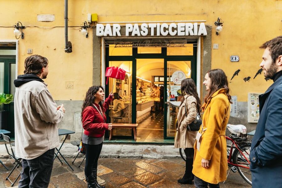 Florence: Tuscan Food and Wine Guided Walking Tour - How the guide turns snacks into a Florence lesson