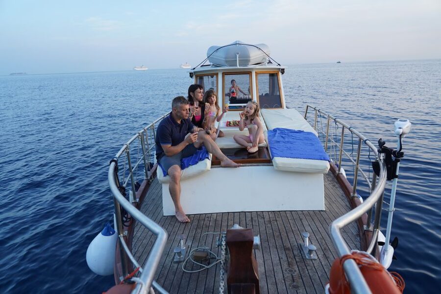From La Spezia: Cinque Terre Boat Tour with Lunch and Wine - The food and drinks: what’s included and why it’s a good value