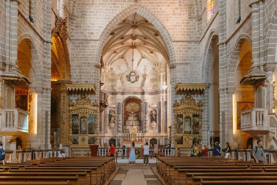 From Lisbon: Évora and Monsaraz Day Tour with Wine Tasting - Church of St. Francis and the Chapel of Bones: Worth the 1-Hour Visit