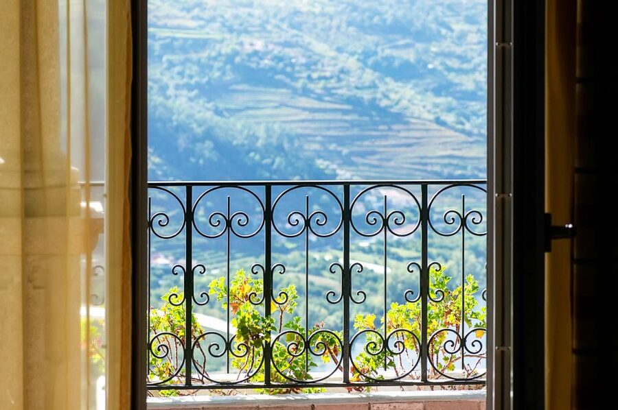 From Porto: Douro Valley w/ Boat Tour, Wine Tasting & Lunch - Lunch in a wine cellar: what you get and why it’s a value add