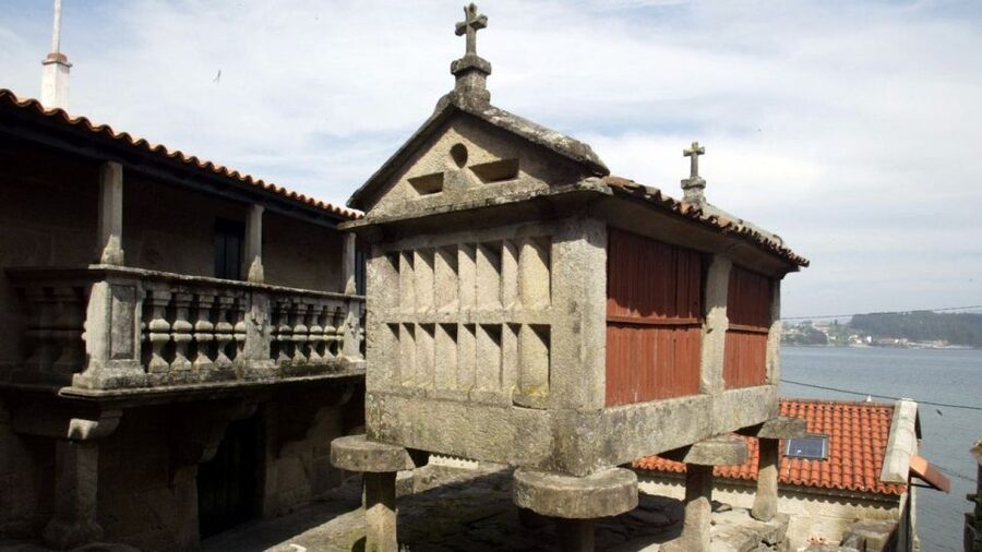 From Santiago: Tour to Rias Baixas with Boat Trip and Winery - The boat trip in Rías Baixas estuaries: mussels, oysters, scallops, and the working-water view