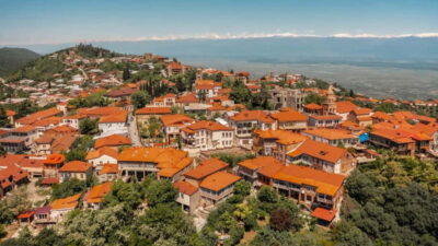 From Tbilisi: Kakheti & Sighnaghi Guided Day Trip with Wine - Pickup and the in-town rhythm of the itinerary